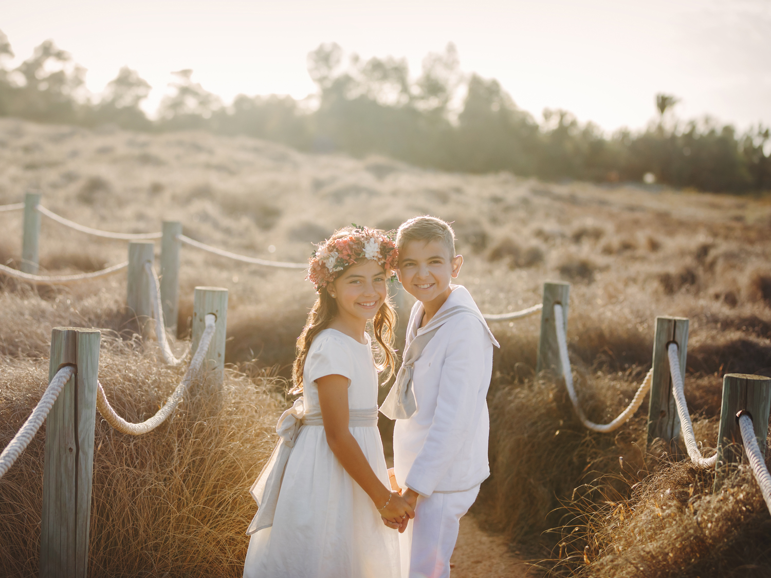 Niña y niño hermanos en pasarela